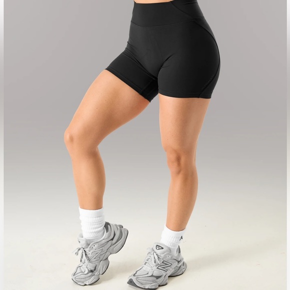 Alphalete AURA ULTRA-HIGH RISE SHORT - Black- Brand New - Picture 3 of 5